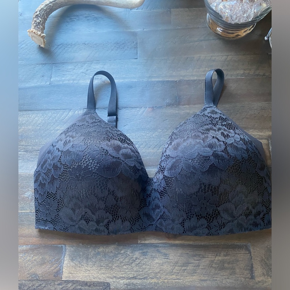 - Knix black lace wing woman bra size 7